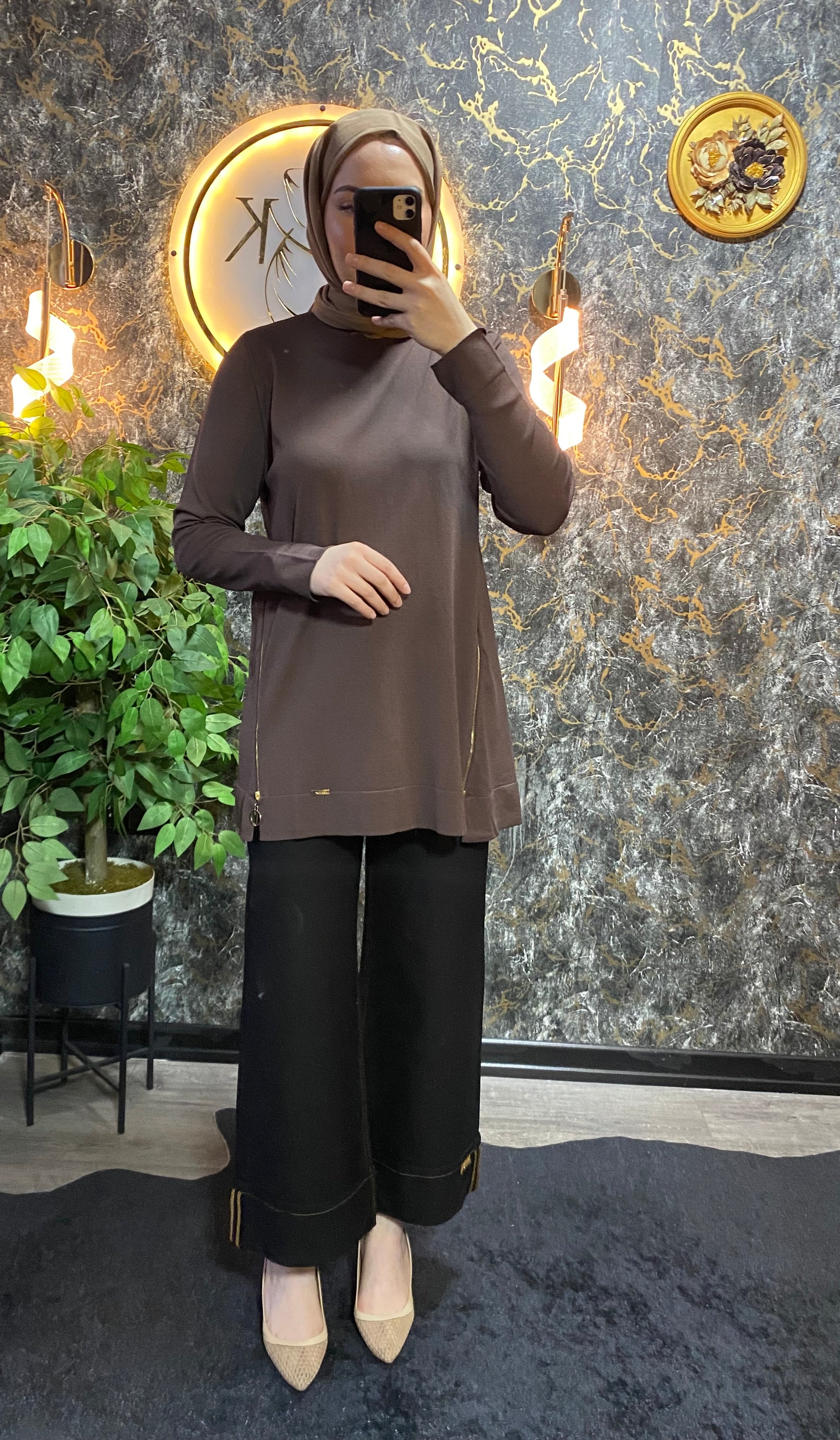 FERMUAR DETAYLI MERSERİZE BLUZ KAHVE