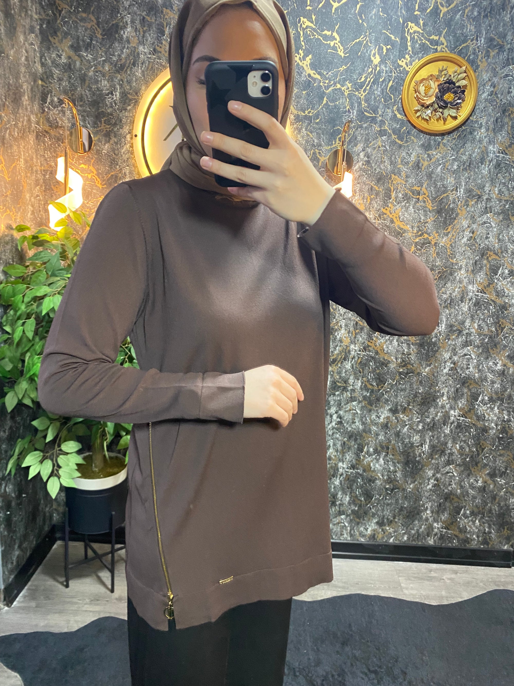 FERMUAR DETAYLI MERSERİZE BLUZ KAHVE