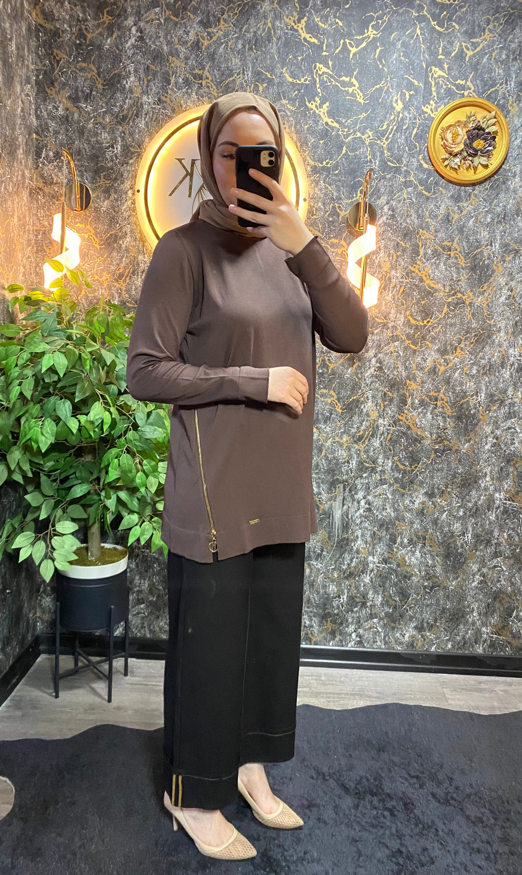 FERMUAR DETAYLI MERSERİZE BLUZ KAHVE