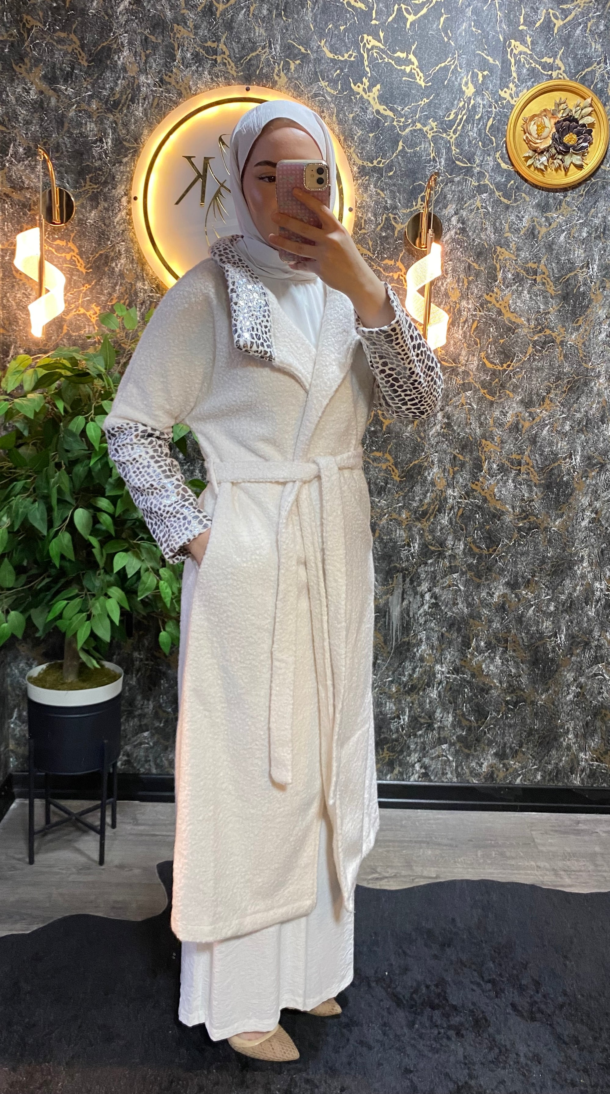 GÜMÜŞ DETAYLI BUKLET KABAN BEYAZ