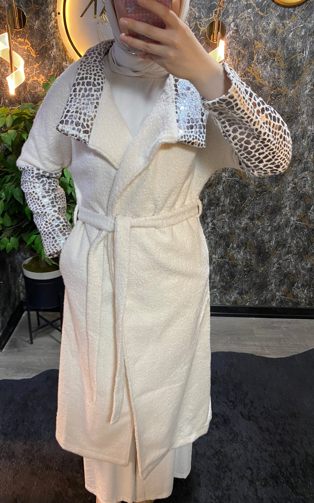 GÜMÜŞ DETAYLI BUKLET KABAN BEYAZ